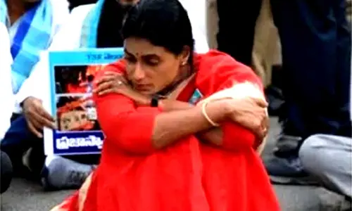 Congress leaders protest after Police halt YS Sharmilas rally in Vijayawada, CP denies it