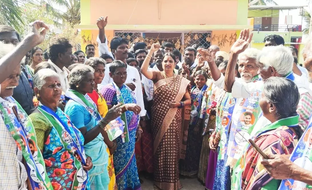 25 families joins YSRCP in Penukonda
