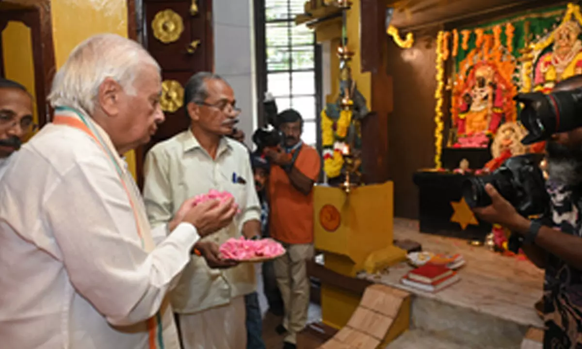 Kerala Guv Arif Mohammed Khan offers prayers at Ram temple in TVM