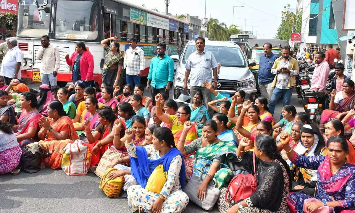 Anganwadi workers protesting for raise in wages in Vijayawada on Monday 	Photo: Ch Venkata Mastan