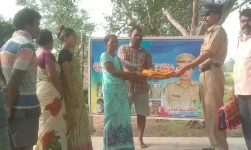 Cop lend helping hand to serve poor