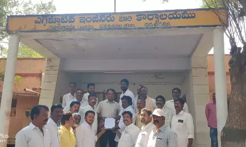 Former Dharmavaram MLA Gonuguntla Suryanarayana seeks officials to take road repairs, Eluru