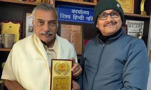 Vishwa Hindi Parishad, convener Vipan Kumar presenting a memento to Acharya Yarlagadda Lakshmi Prasad in Delhi on Tuesday