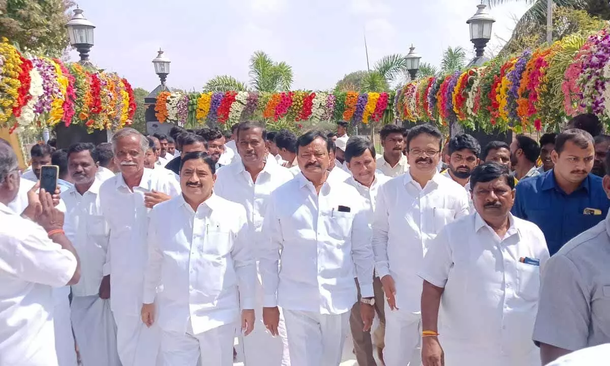 BK Parthasarathy pays tribute to Paritala Ravindra in Vekatapuram