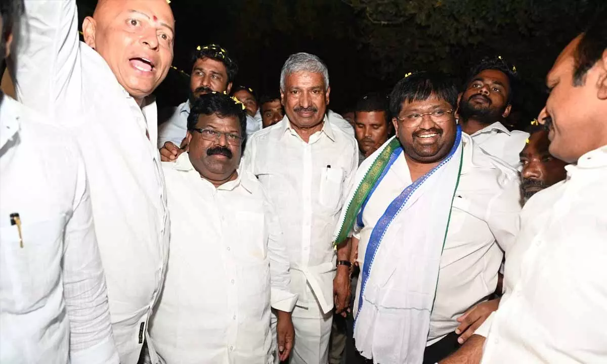 Peddireddy Ramachandra Reddy meets disgruntled leaders in Kadiri assures posts