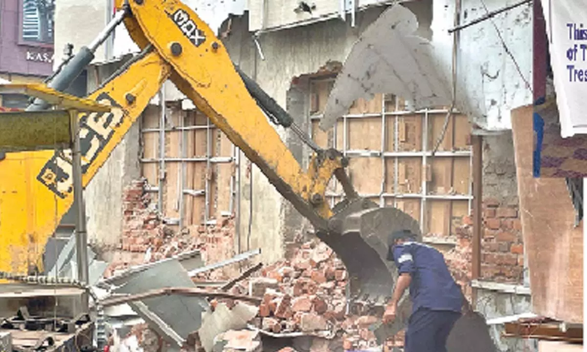 GWMC cracks whip on illegal structures