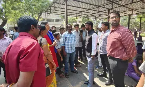Kadapa Commissioner visits Municipal school, talks to students