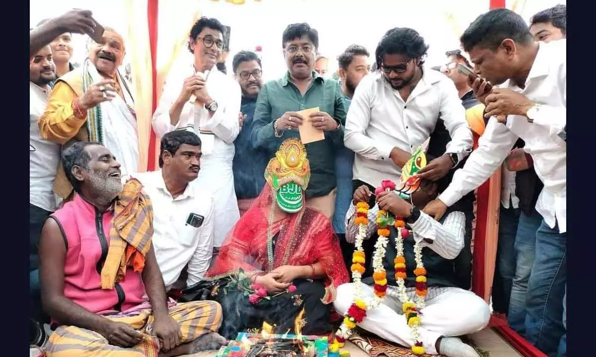 Alleging nexus, Congress organises ‘BJD-BJP wedding’