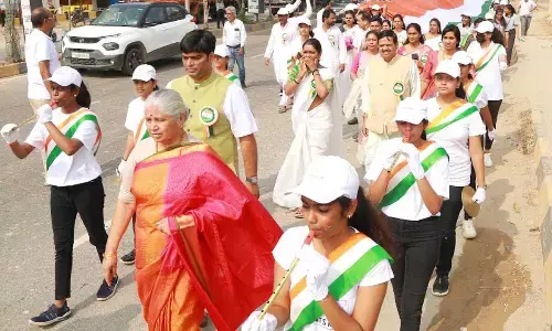 Students carry 75-meter-long India flag