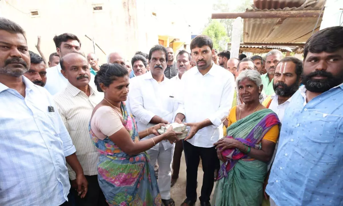 TUDA Chairman Chevireddy Mohit Reddy hands over Rs. 5 lakh to kin of deceased in accident
