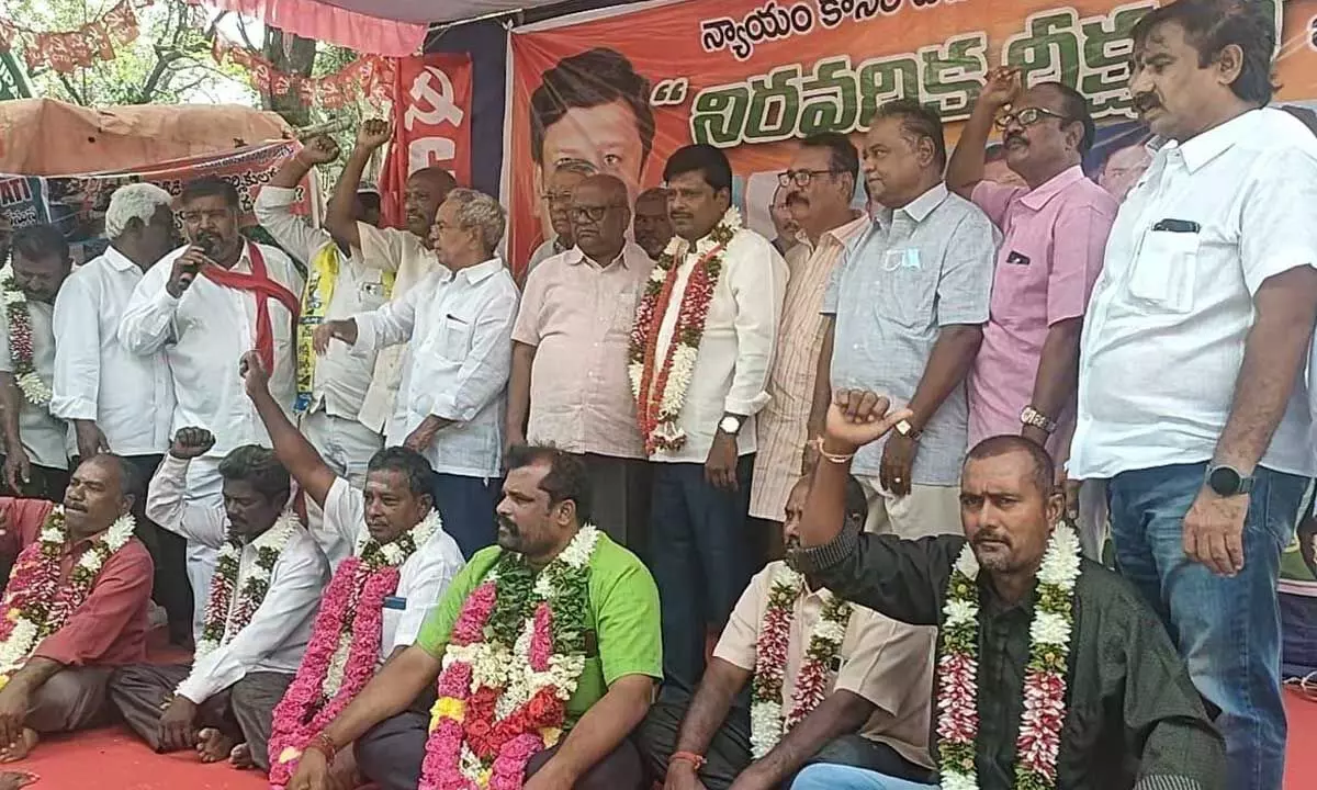 Leaders of various unions extending support to TTD forest workers’ indefinite fast in Tirupati on Saturday