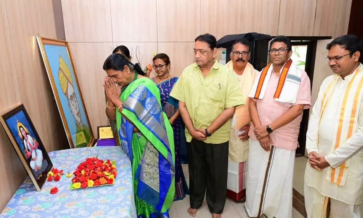 Former V-C of Sri Krishnadevaraya University Prof Bhumana Kusuma Kumari paying floral tributes to Matrusri Tarigonda Vengamamba at SPMVV campus in Tirupati on Saturday