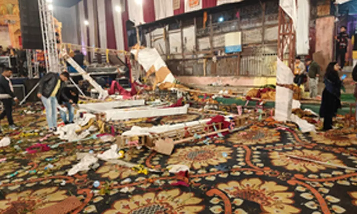 One dead, 17 injured as stage collapses at Delhis Kalkaji temple