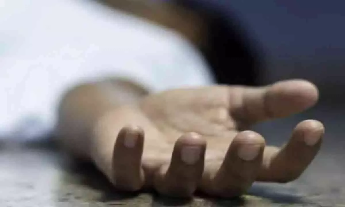Maha hotelier hangs minor daughter, commits suicide at home