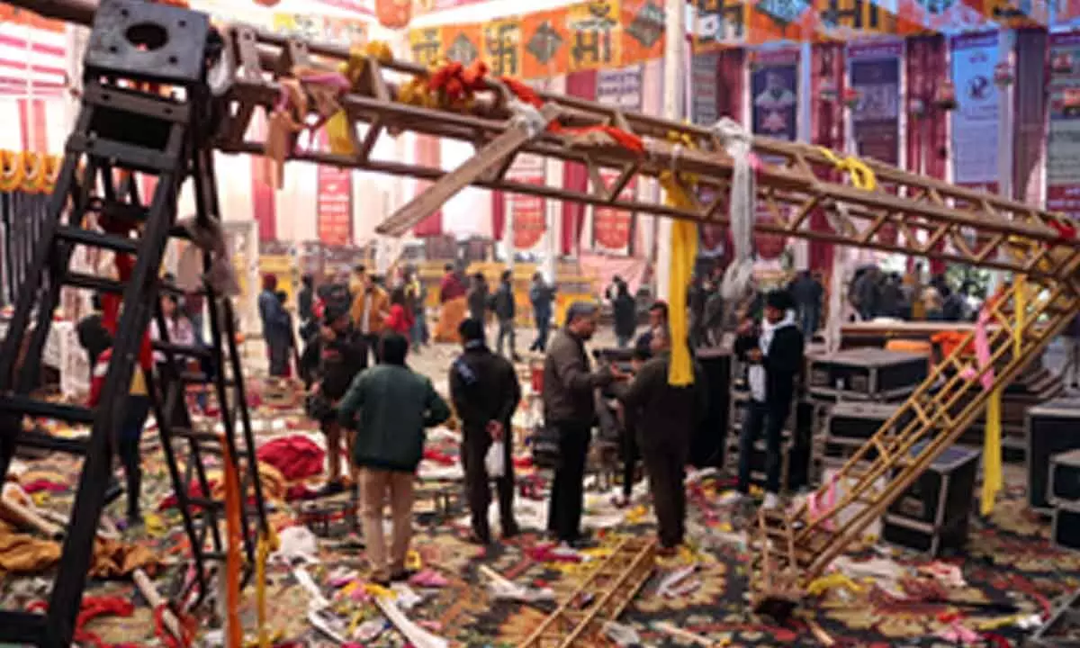 One dead, 17 injured as stage collapses at Delhis Kalkaji temple