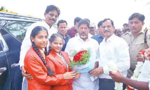 Khammam: Bhatti Vikramarka congratulates Resonance student