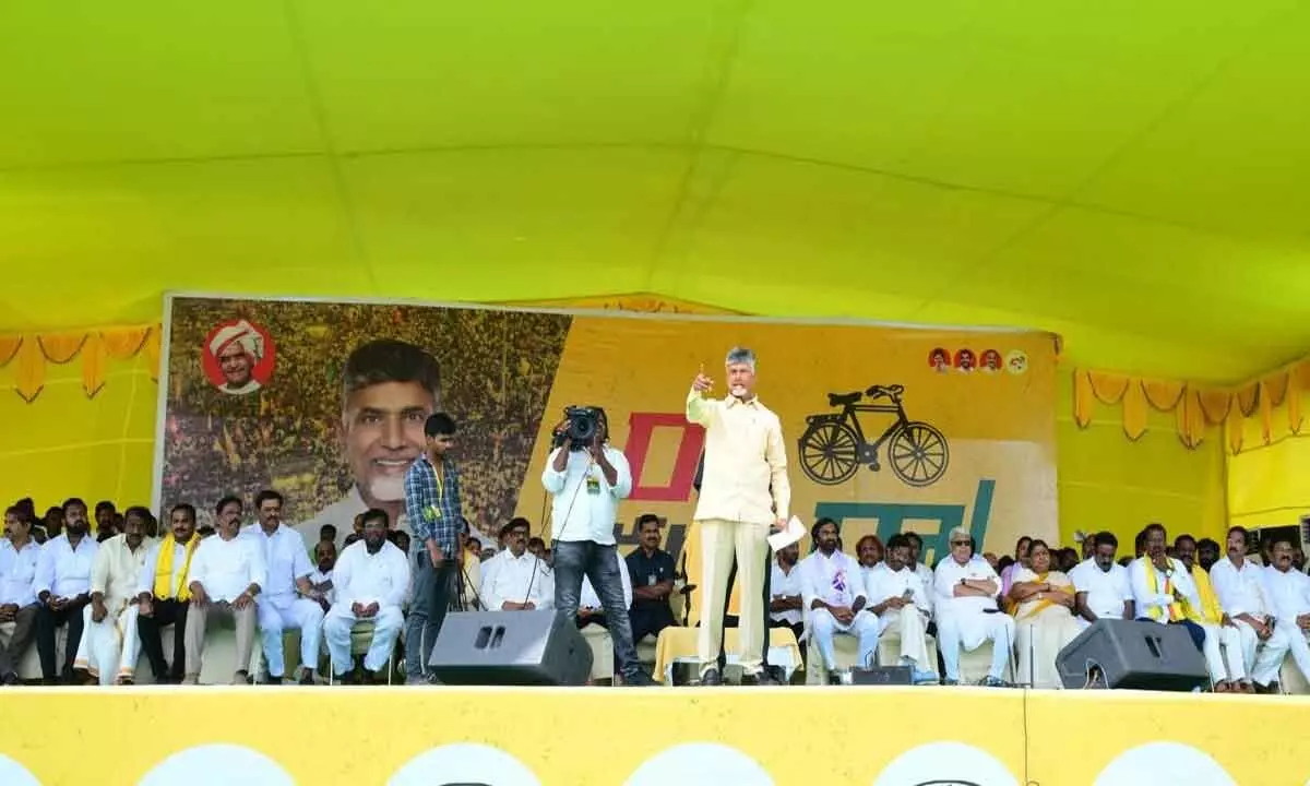 TDP national president and former Chief Minister N Chandrababu Naidu addressing ‘Raa-Kadaliraa’ public meeting in Nellore on Sunday