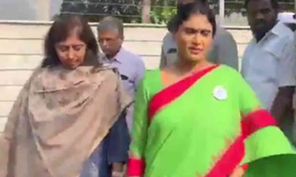 Sharmila meets Vivekananda Reddy’s daughter Sunitha