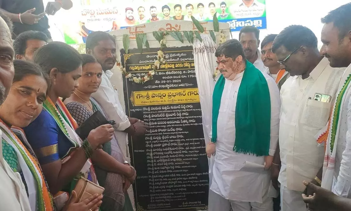 Transport and BC Welfare Minister Ponnam Prabhakar laying the foundation stone for the construction of a road at Bolgonipally in Hanumakonda on Monday