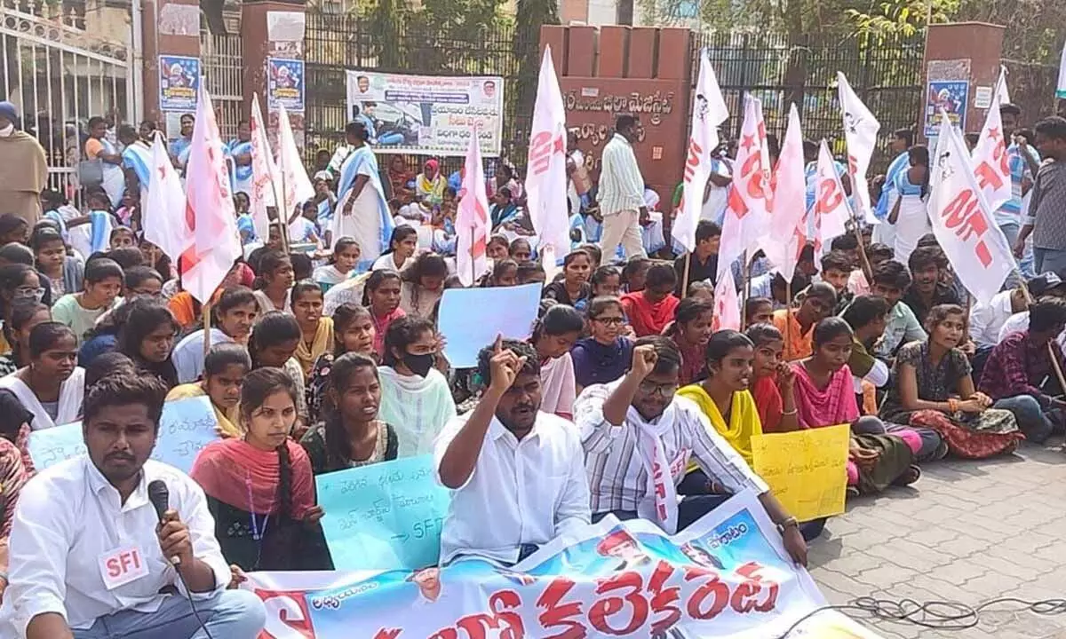 SFI Karimnagar district committee activists staging a dharna in front of the Collectorate in Karimnagar on Monday