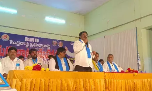 Rayalaseema Madiga Dandora founder-president Ananta Ratnam Madiga addressing ‘Tirugubatu Mahasabha’ at  Ambedkar Bhavan in Kurnool on Monday