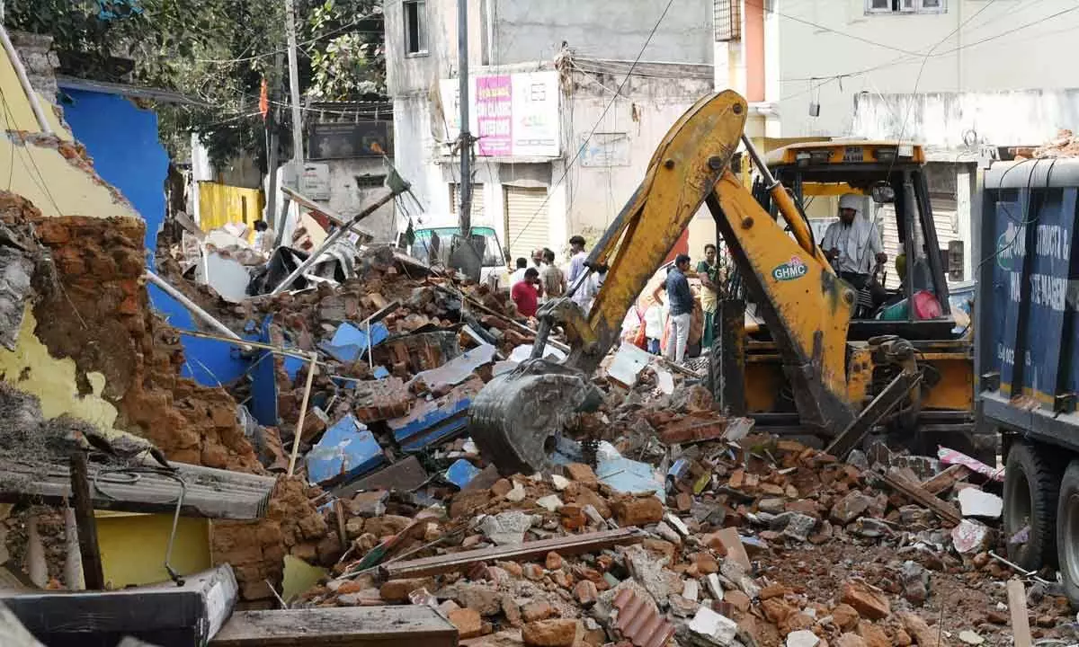 Locals protest as GHMC demolishes illegal houses in Musheerabad