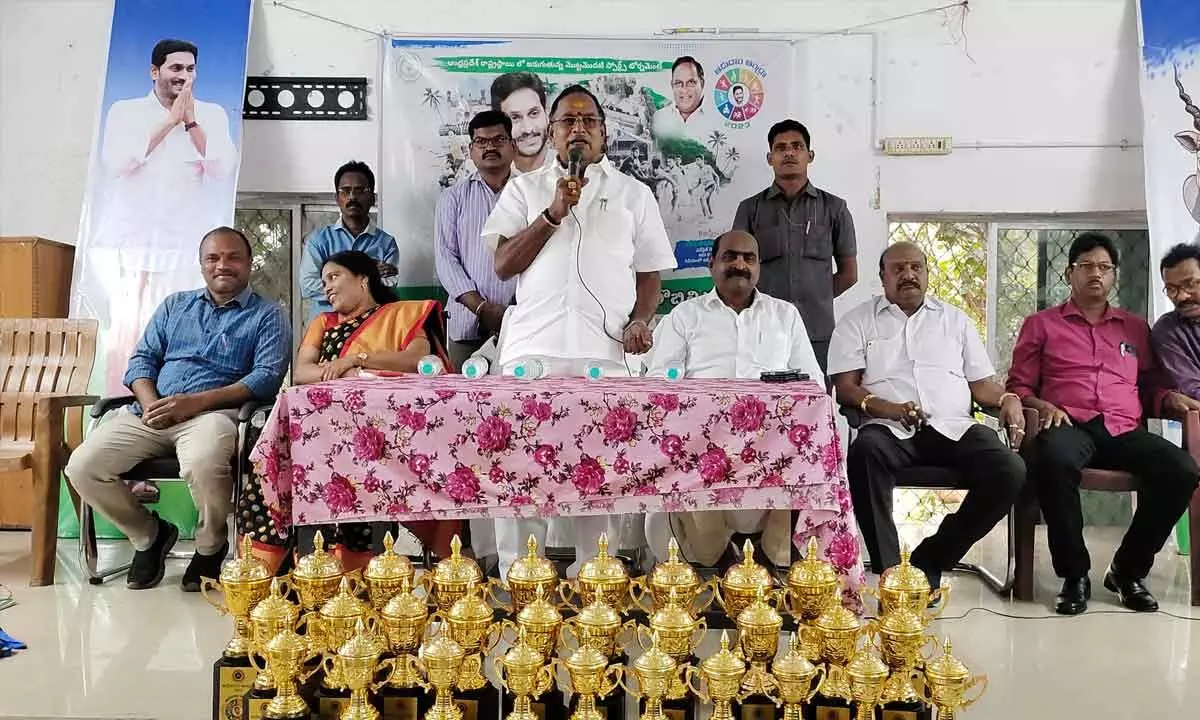 Bobbili MLA Venkata Chinna Appalanaidu handsover prizes to winners of Adudham Andhra