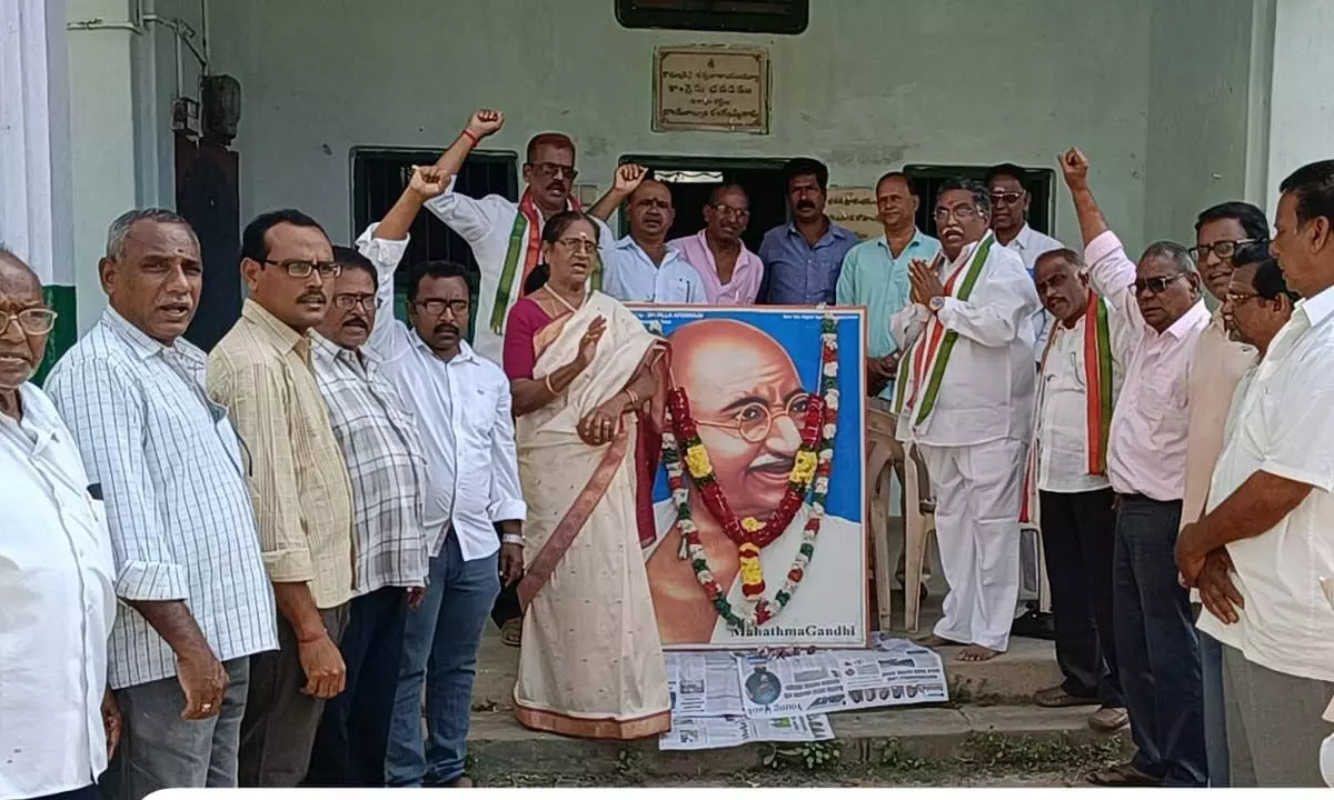 Eluru district Congress leaders pay homage to Mahatma Gandhi