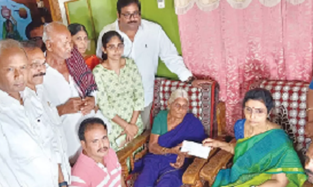 Nara Bhuvaneswari presenting a cheque to the family of Sudanagunta Venkatrao in  Muktinuthalapadu on Tuesday