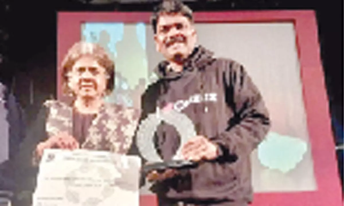 P Neelakantaiah receiving award from Director of CSE Sunitha Agarwal in New Delhi on Tuesday