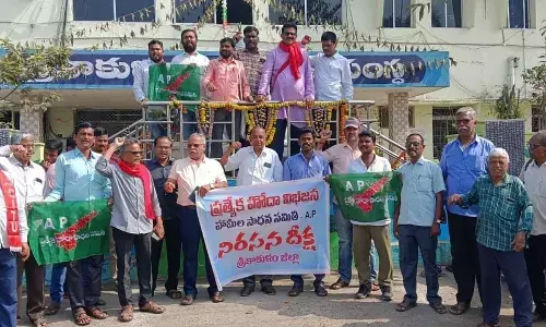 Prathyeka Hoda Sadhana Samithi members staging a protest against the Centre on the occasion of Gandhiji’s death anniversary in Srikakulam city on Tuesday