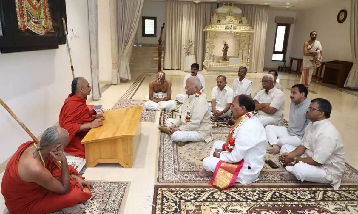 RSS chief engages in spiritual discourse during visit to Ramanuja idol