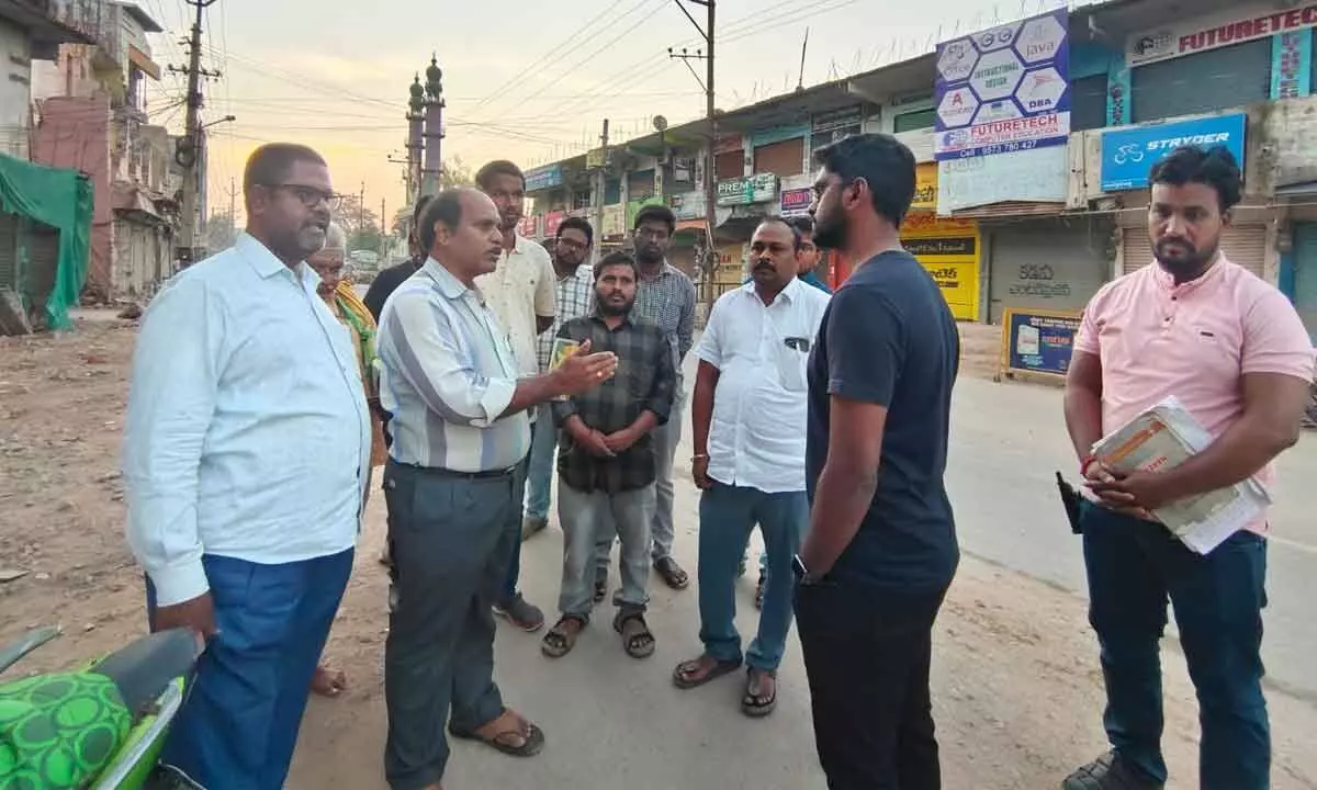 Kadapa Municipal Commissioner directs officials to streamline the traffic at Masapata junction