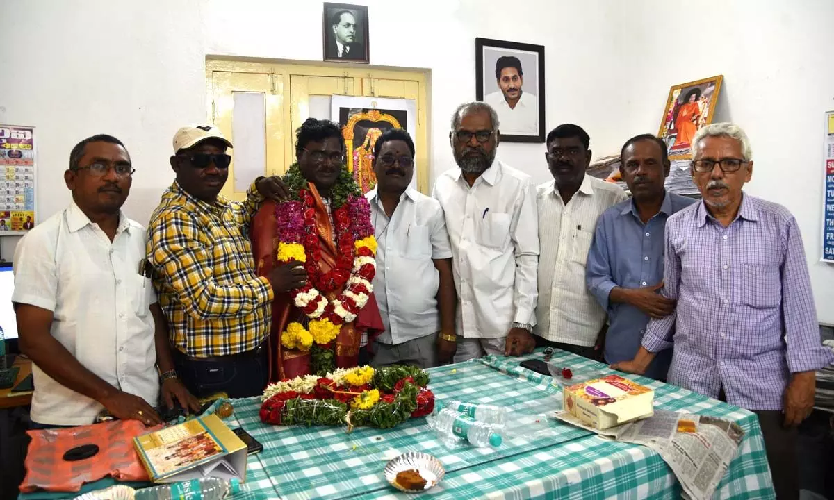 Puttaparthi DPRO felicitated for receiving award from collector