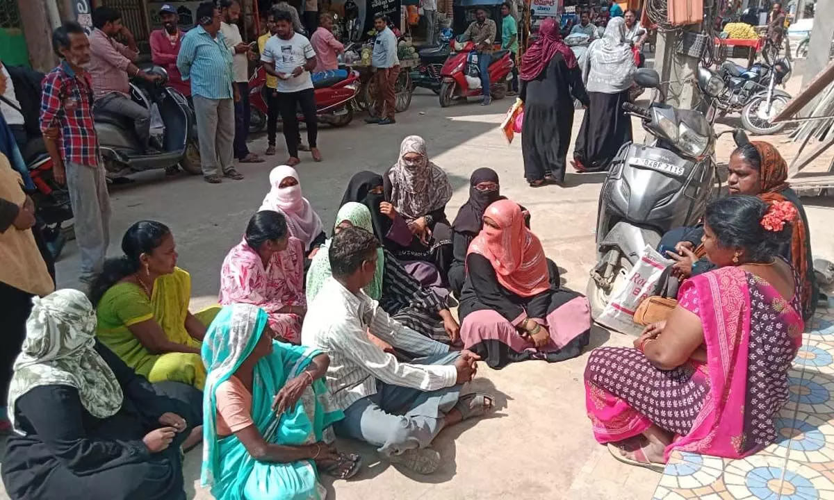 Rayalaseema women association demands compensation to to those who lost auto