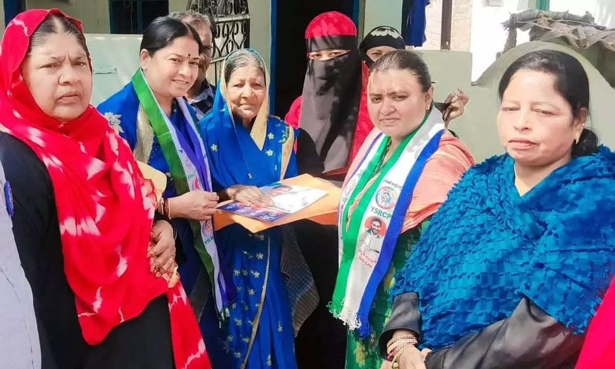 Hindupur YSRCP in-charge Deepika participates in Gadapa Gadapaku Mana Prabhutvam in model colony