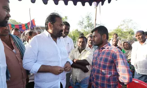 Kotamreddy Sridhar Reddy handsover financial assistance to TDP activist died in road accident