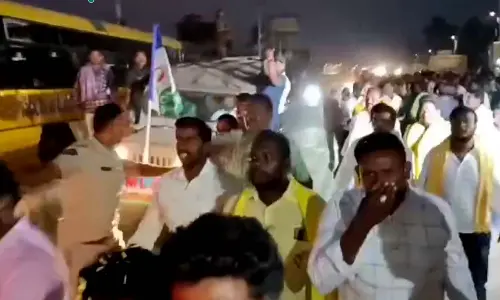 YSRCP and TDP activists altercation at Babu surety program in Denduluru