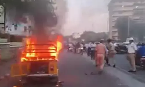Auto rickshaw driver sets vehicle ablaze in Hyderabad in protest