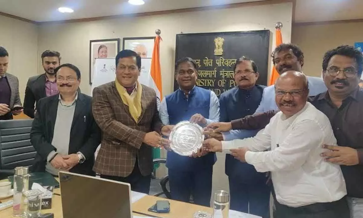 Chairperson of the VPA M Angamuthu and other officials receiving the award from Union Minister of Ports, Shipping and Waterways Sarbananda Sonowal in New Delhi on Thursday