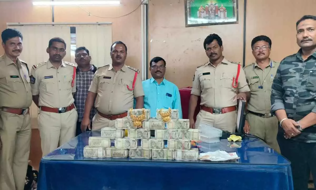 Kurnool police seized huge quantities of gold, silver and cash totalling to Rs 4.59 crores
