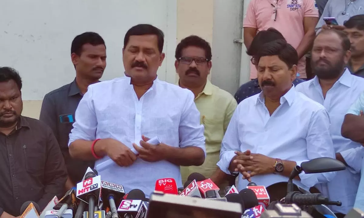 Ganta Srinivasa Rao demands inquiry over murder of MRO