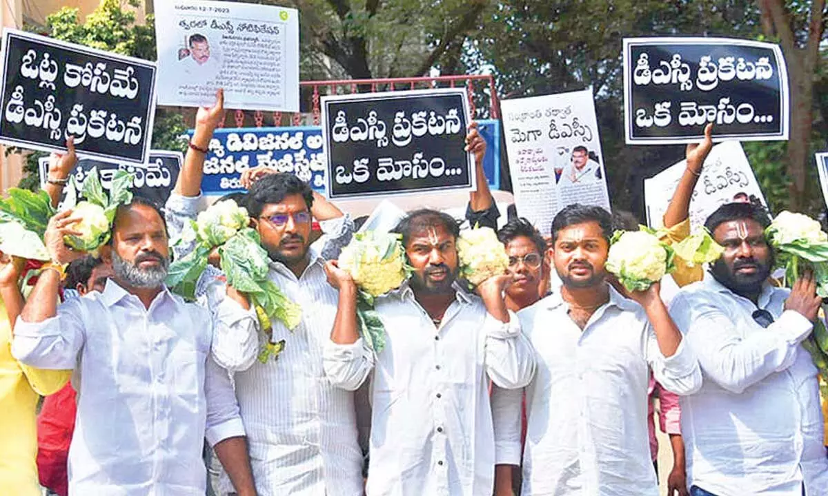 Telugu Yuvatha mocks mega DSC announcement with novel protest