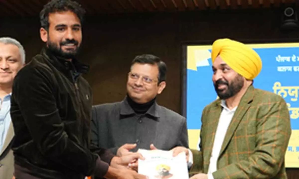 Punjab CM hands over appointment letters to 11 national players