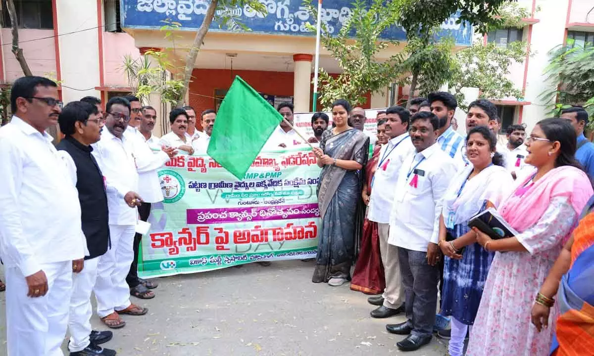 Minister for Medical and Health Vidadala Rajini flagging off the rally conducted by RMPs and PMPs at the DMHO office in Guntur on Sunday