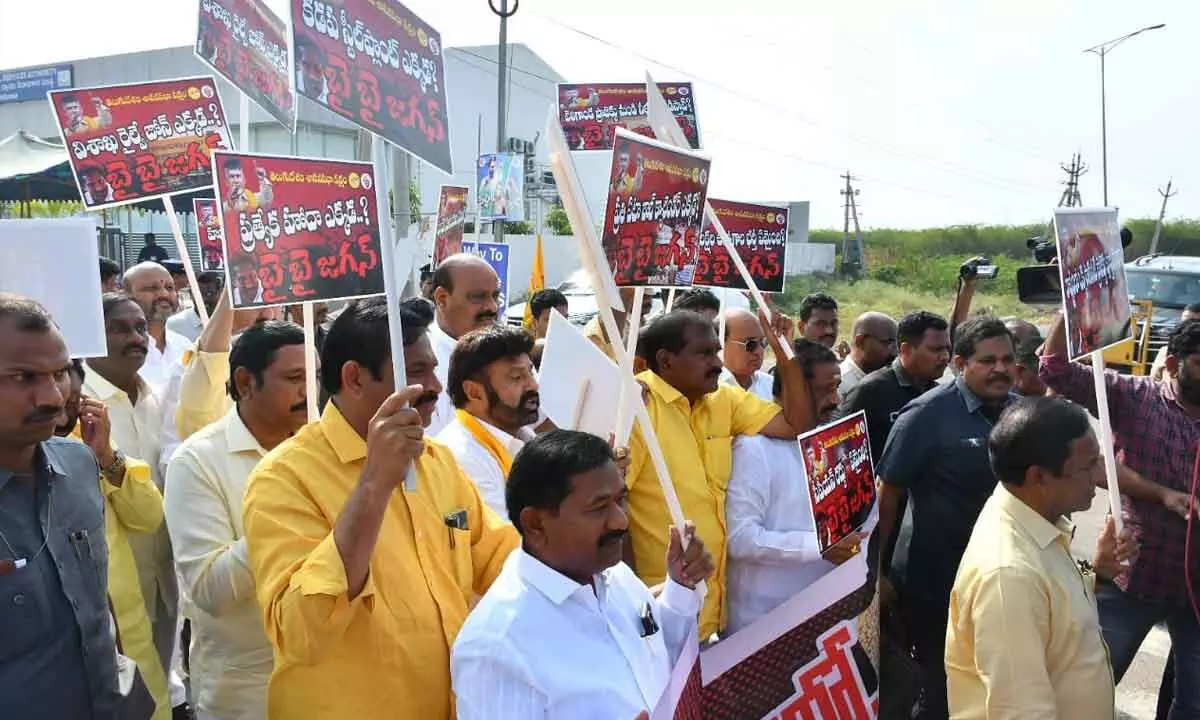 TDP leaders protest at assembly, alleges YSRCP failed to deliver