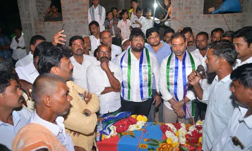 Battala Hari Prasad hands over Rs. 1 lakh to temple in Kadiri