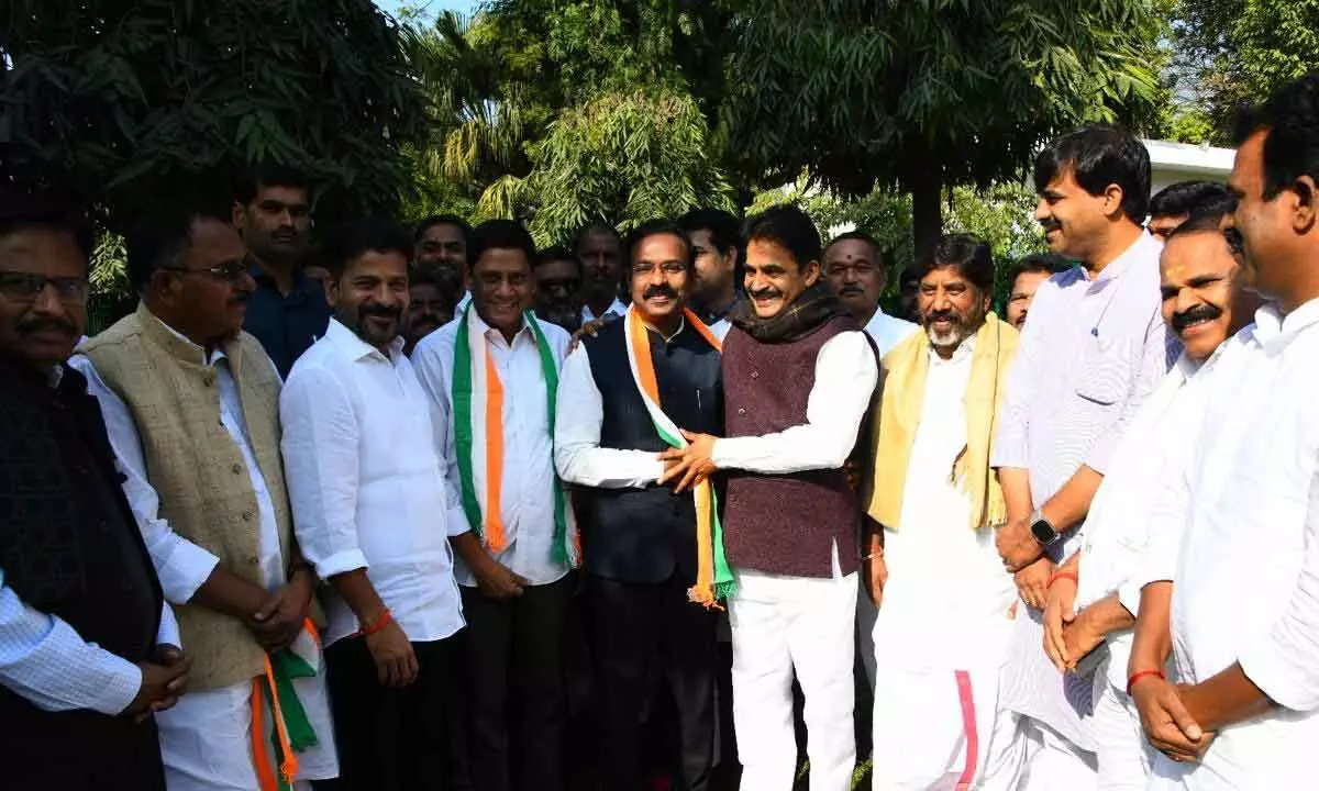 Peddapally BRS MP Venkatesh Neta joined Congress in the presence of AICC leader KC Venugopal and Chief Minister A Revanth Reddy