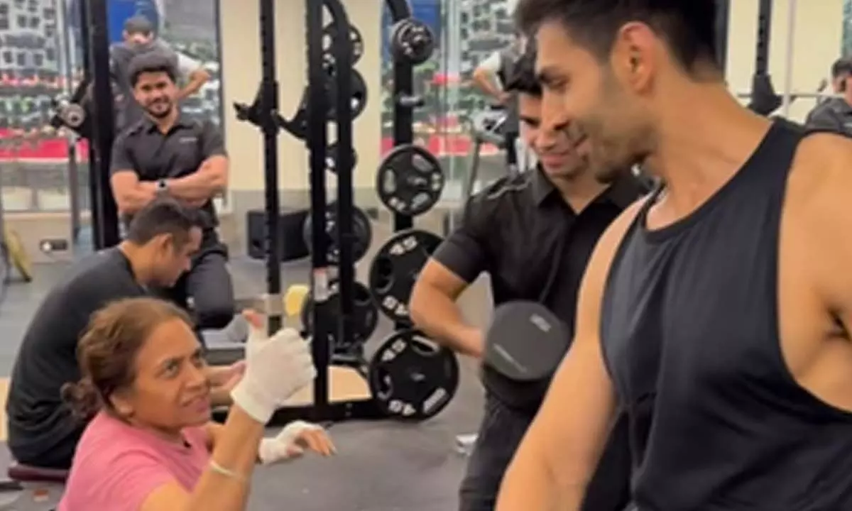 Kartik Aaryan workouts next to his Dadi in the gym