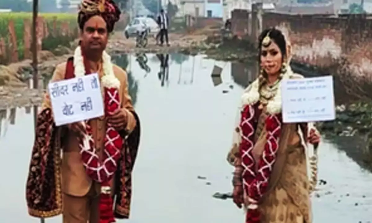 Agra couple celebrates wedding anniversary near garbage dump to draw attention